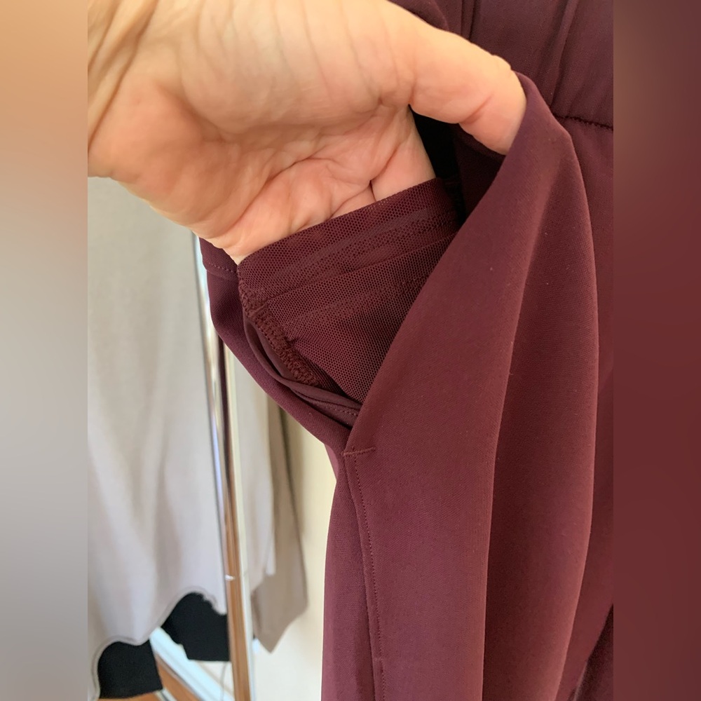 Lululemon Women’s jogger pants. Wine/Burgundy. Size 6 - Picture 5 of 7